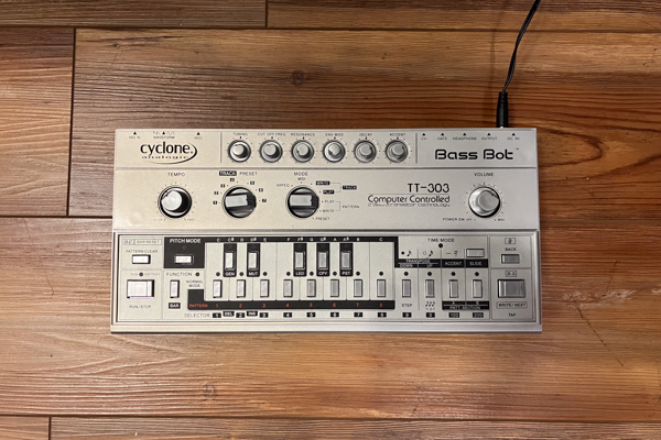 Cyclone Analogic TT-303 Bass Bot V1