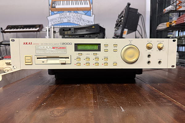 Akai S2000 with 8 Outputs