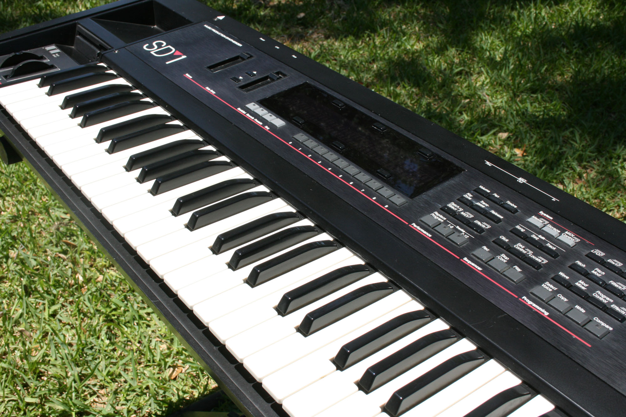 Ensoniq SD-1 — view 3