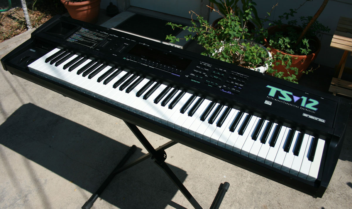 楽器、器材 ENSONIQ TS12 シンセサイザー 動作品 ハードケース付き