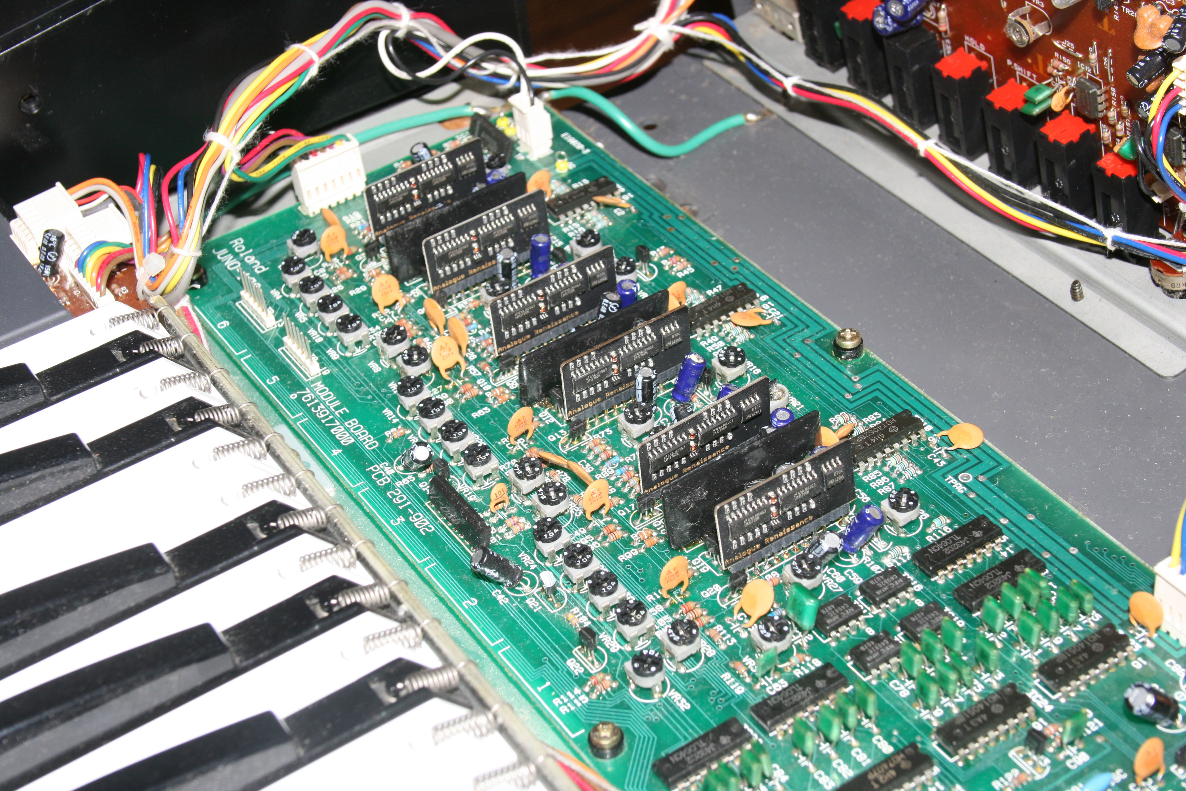Roland Juno-106 — view 3