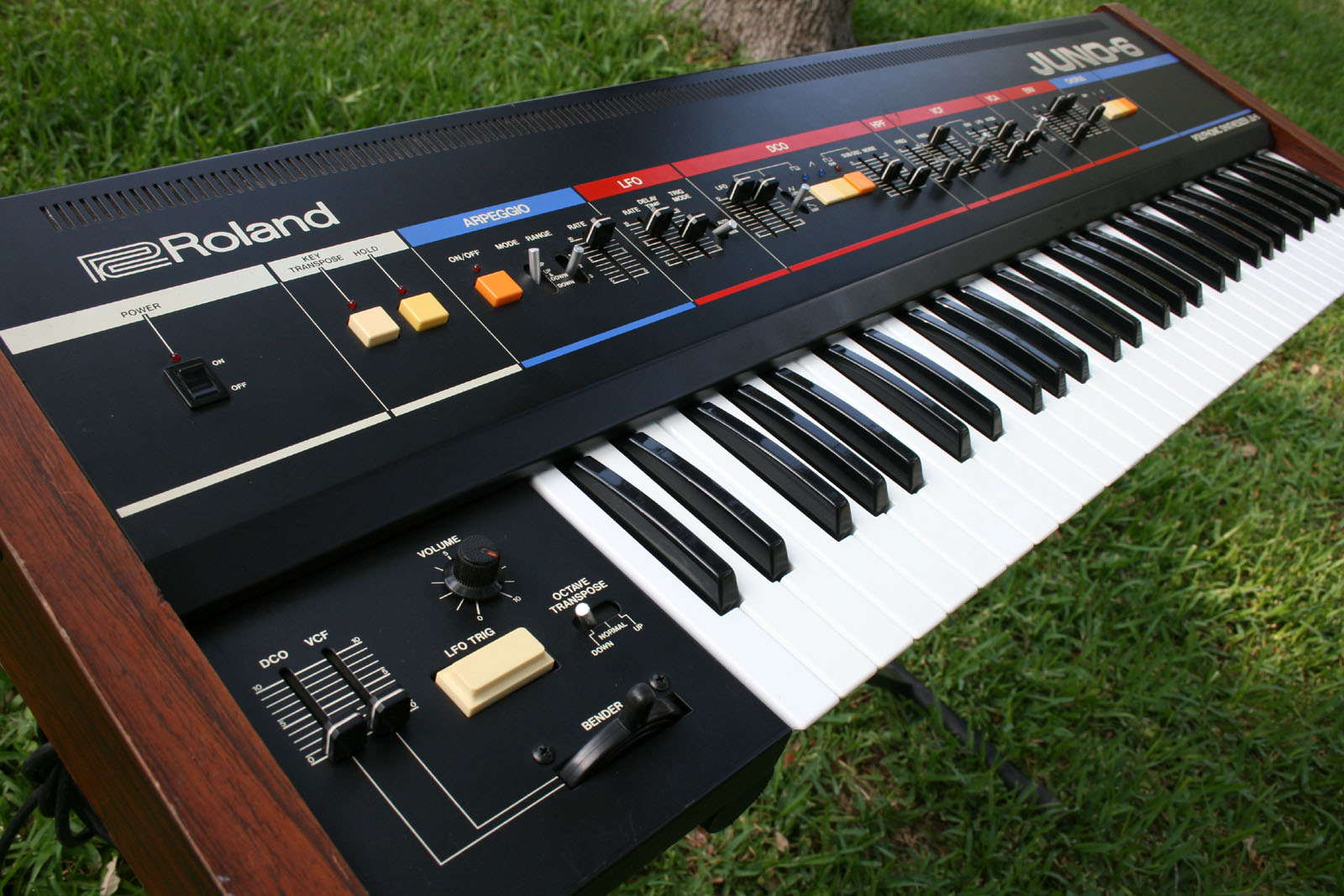Roland Juno-6 — view 3