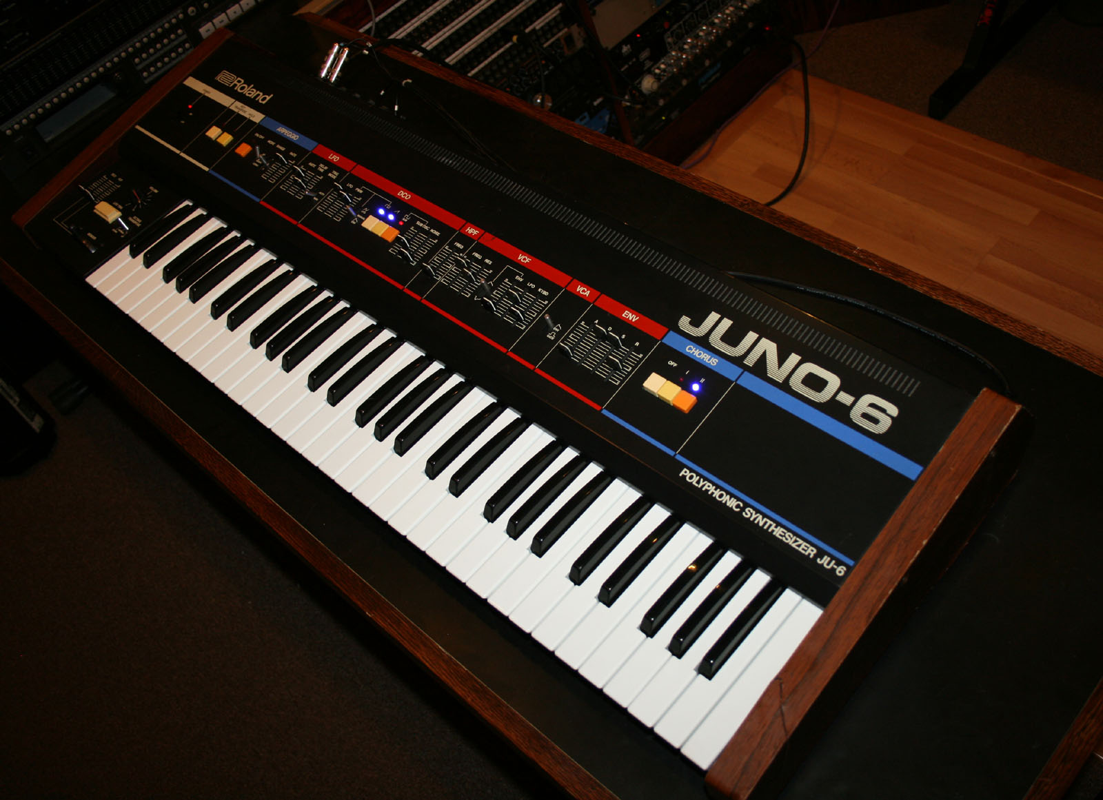 Roland Juno-6 — view 4