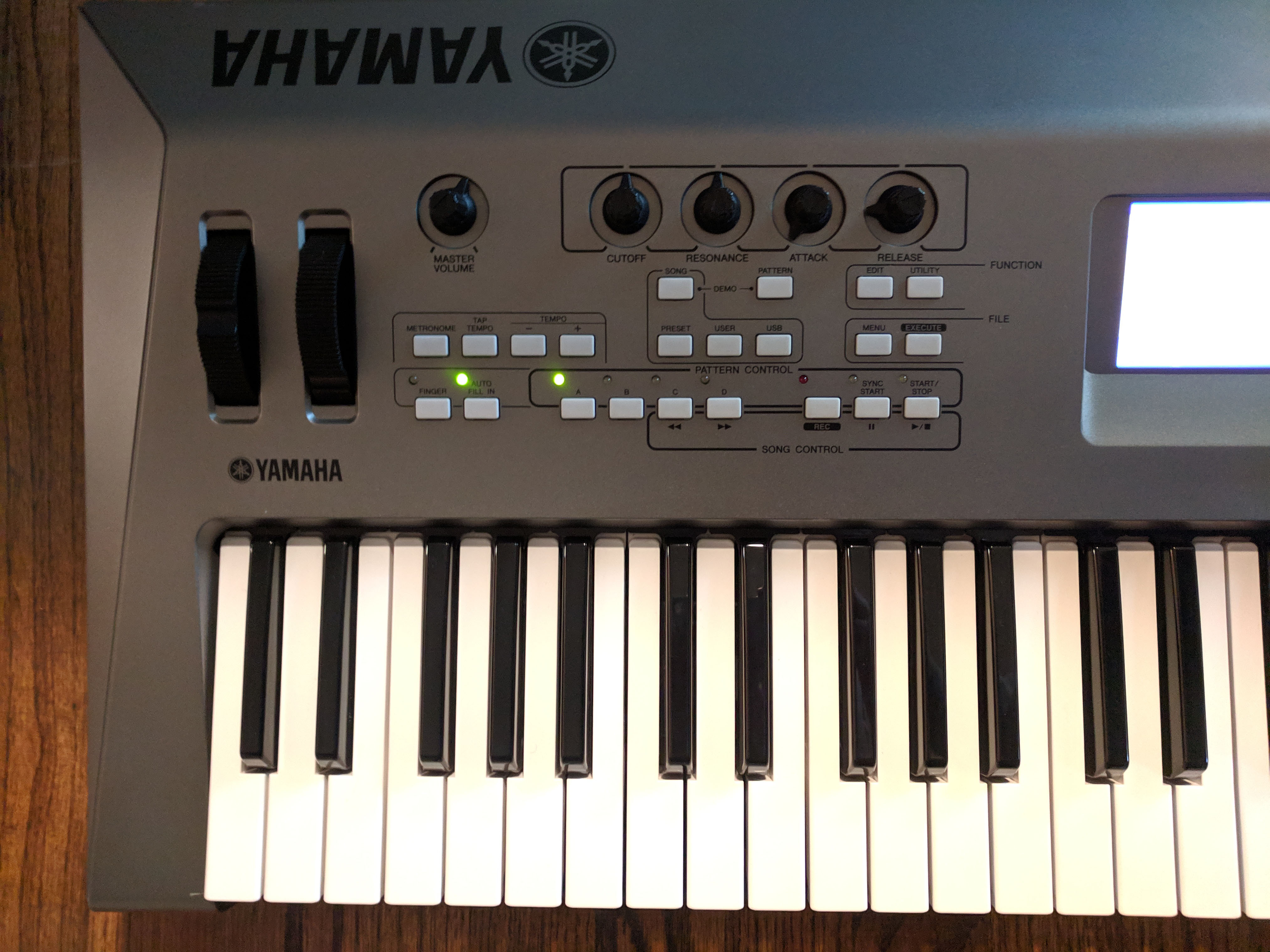 Yamaha MM6 — view 3