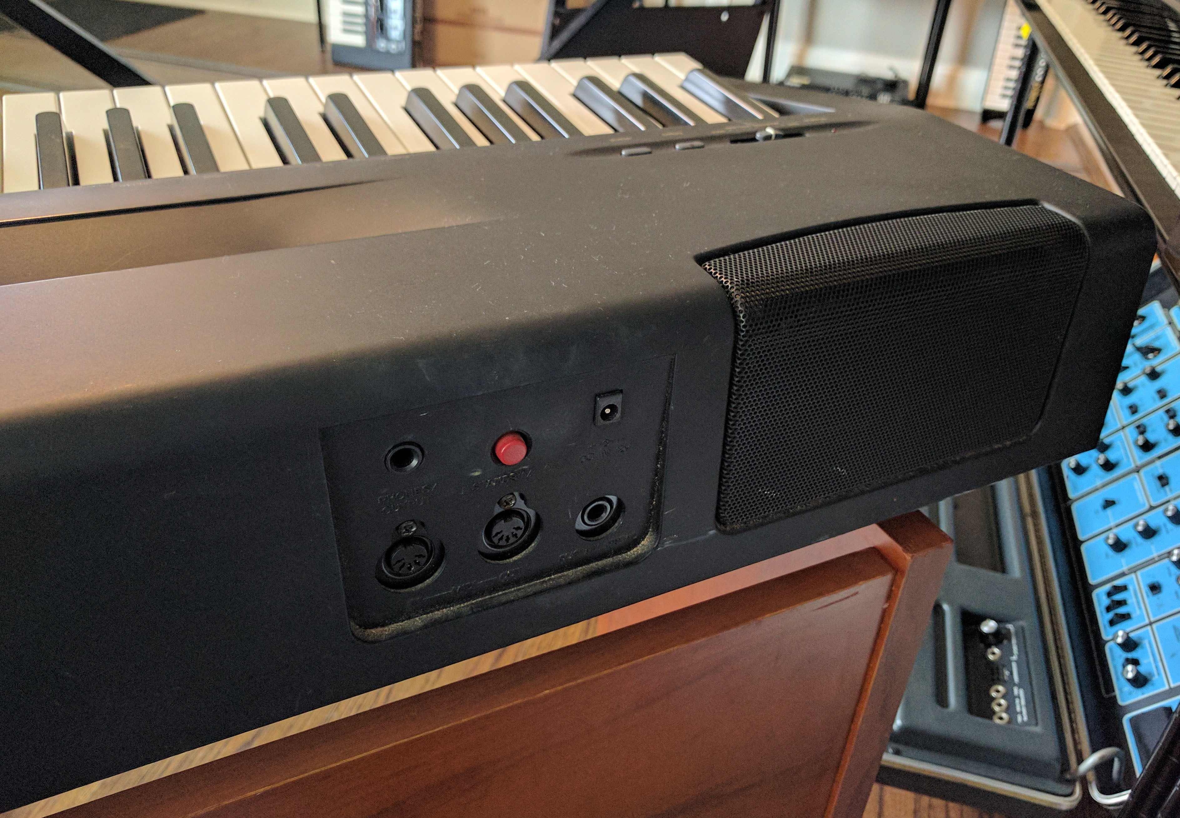 Yamaha P60 — view 2
