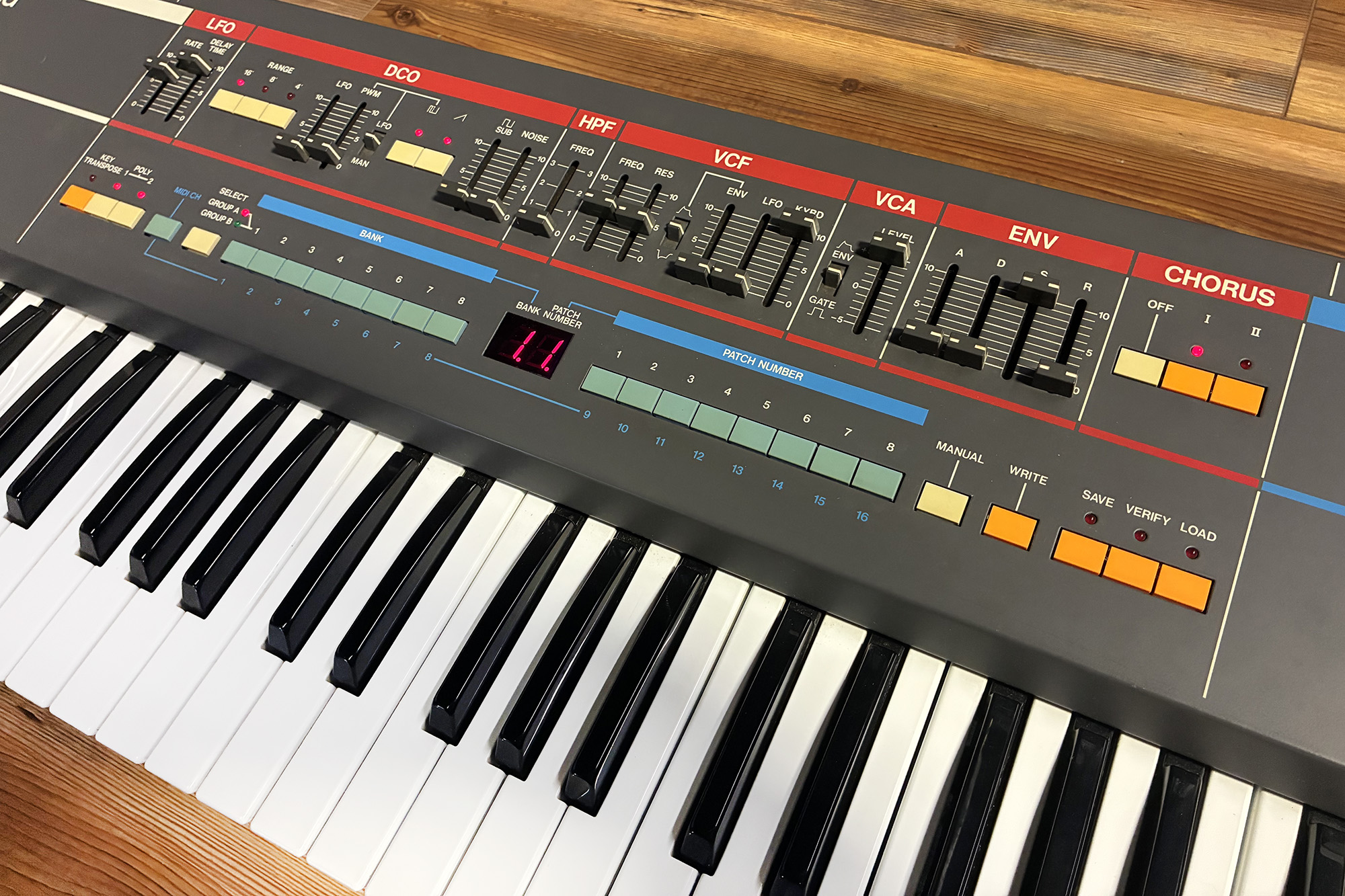 Roland Juno-106 — view 2